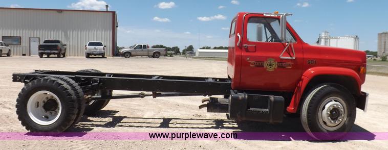 image for item K3986 1987 Chevrolet truck cab and chassis