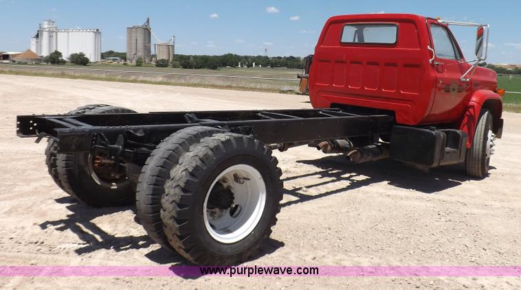 image for item K3986 1987 Chevrolet truck cab and chassis