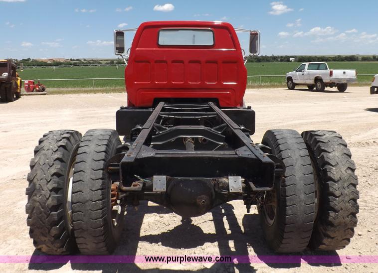 image for item K3986 1987 Chevrolet truck cab and chassis