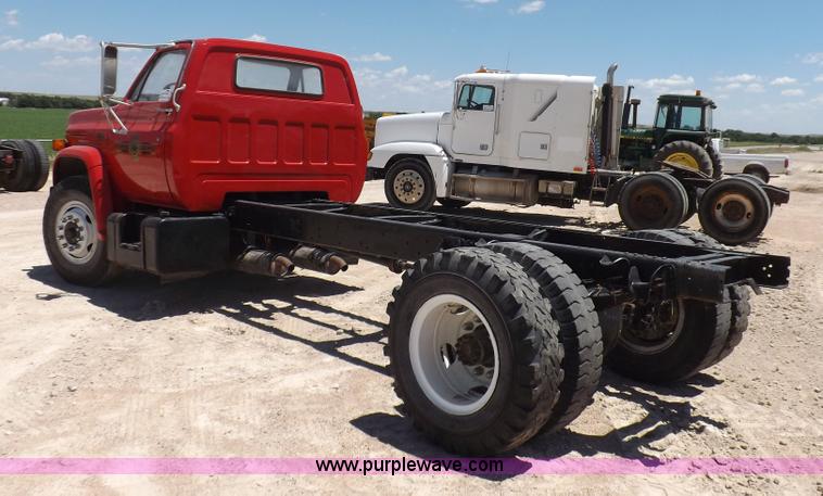 image for item K3986 1987 Chevrolet truck cab and chassis