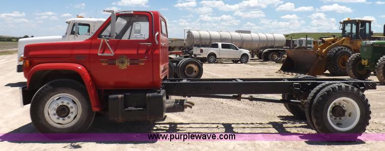 image for item K3986 1987 Chevrolet truck cab and chassis