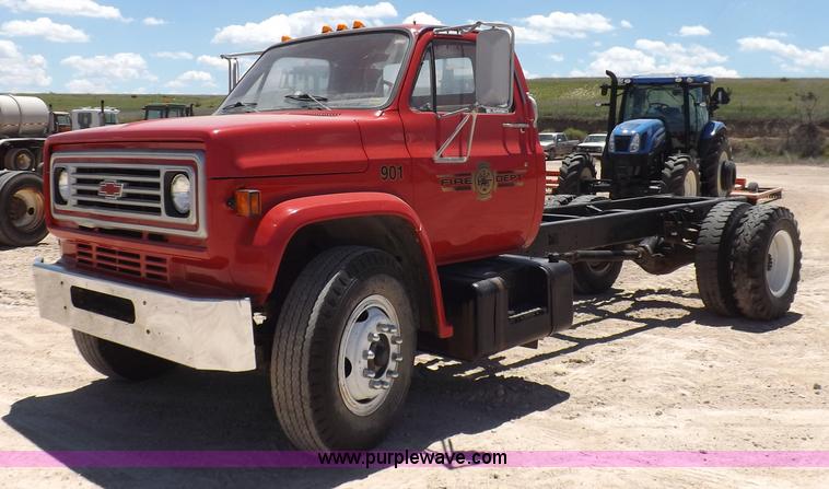 image for item K3986 1987 Chevrolet truck cab and chassis