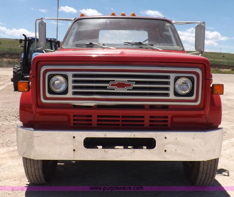 image for item K3986 1987 Chevrolet truck cab and chassis