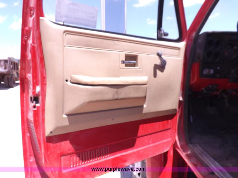 image for item K3986 1987 Chevrolet truck cab and chassis