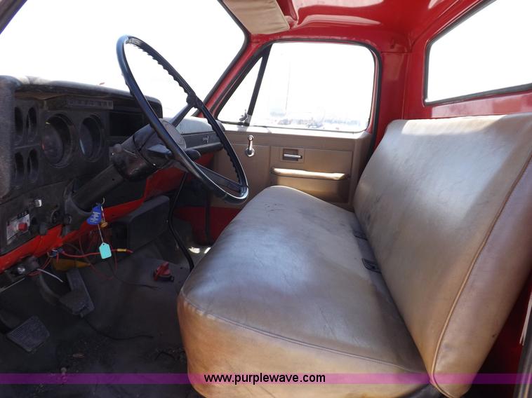 image for item K3986 1987 Chevrolet truck cab and chassis