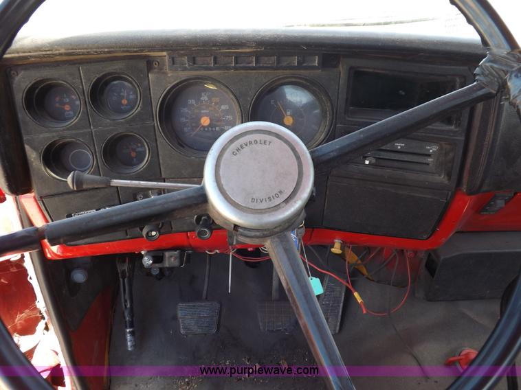 image for item K3986 1987 Chevrolet truck cab and chassis