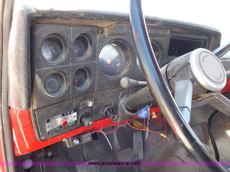 image for item K3986 1987 Chevrolet truck cab and chassis