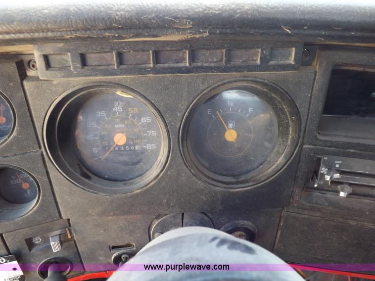 image for item K3986 1987 Chevrolet truck cab and chassis