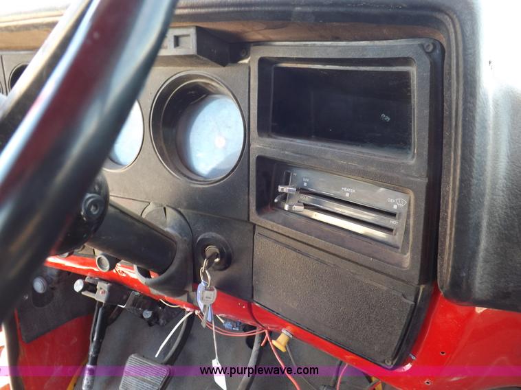 image for item K3986 1987 Chevrolet truck cab and chassis