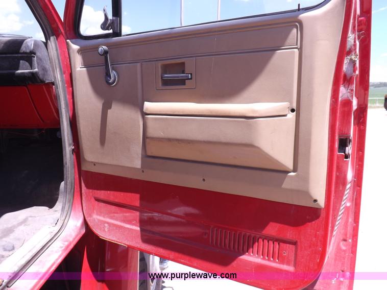image for item K3986 1987 Chevrolet truck cab and chassis