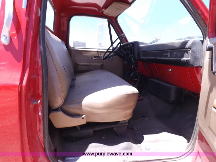 image for item K3986 1987 Chevrolet truck cab and chassis