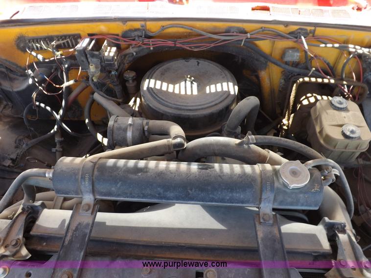 image for item K3986 1987 Chevrolet truck cab and chassis