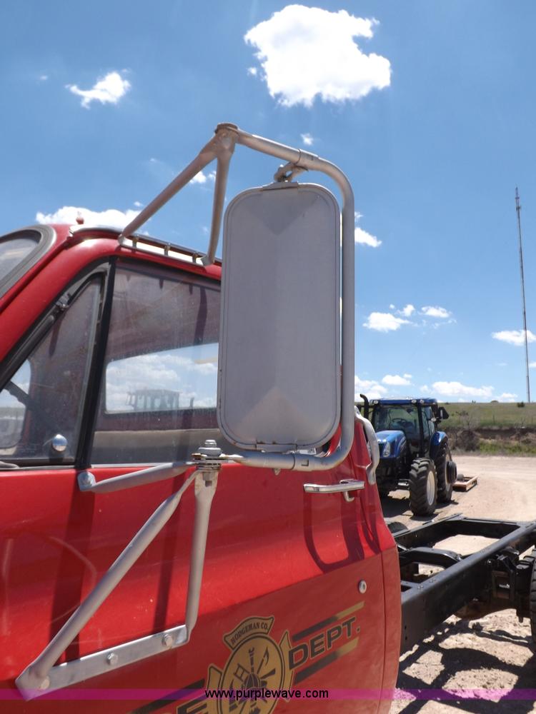 image for item K3986 1987 Chevrolet truck cab and chassis