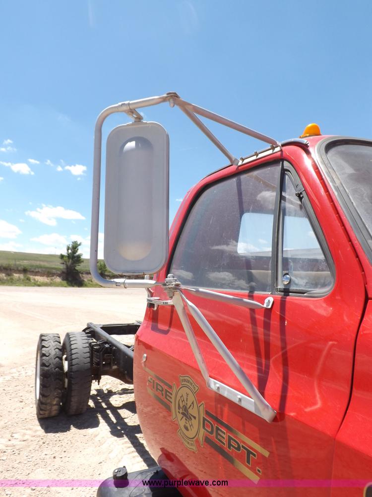 image for item K3986 1987 Chevrolet truck cab and chassis