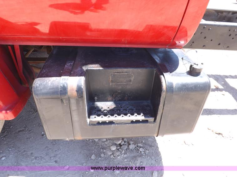 image for item K3986 1987 Chevrolet truck cab and chassis