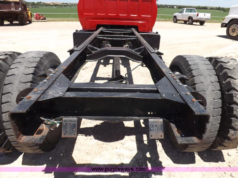 image for item K3986 1987 Chevrolet truck cab and chassis