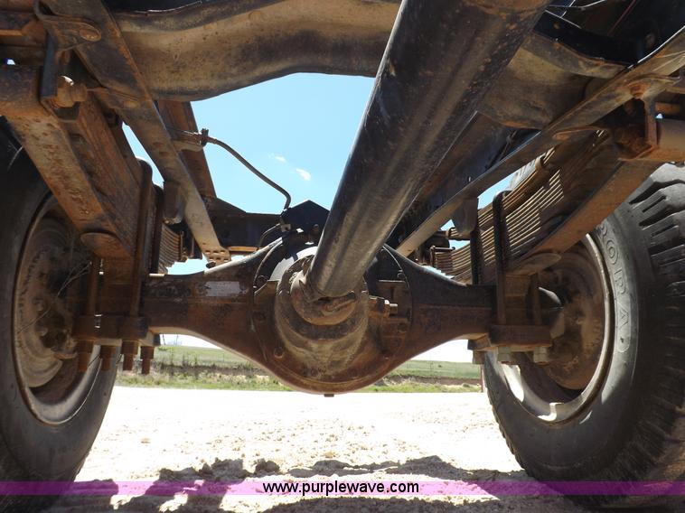 image for item K3986 1987 Chevrolet truck cab and chassis