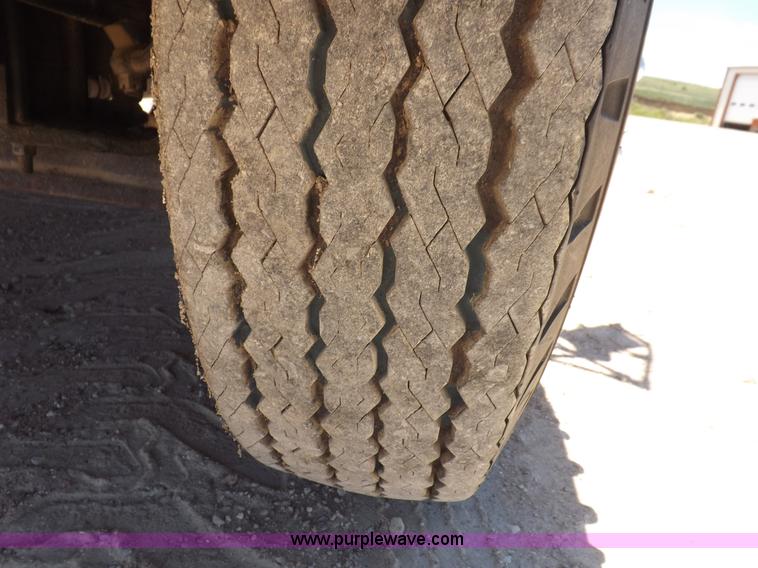 image for item K3986 1987 Chevrolet truck cab and chassis