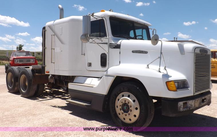 image for item K3987 1992 Freightliner FLD120 semi truck