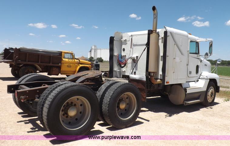 image for item K3987 1992 Freightliner FLD120 semi truck