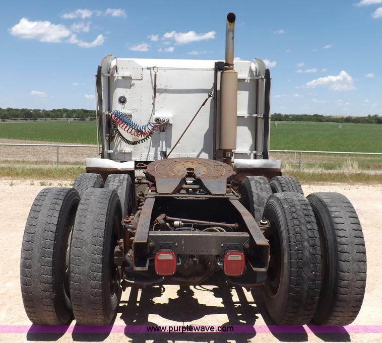 image for item K3987 1992 Freightliner FLD120 semi truck