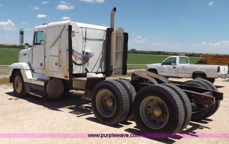 image for item K3987 1992 Freightliner FLD120 semi truck