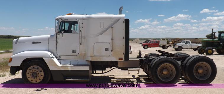 image for item K3987 1992 Freightliner FLD120 semi truck
