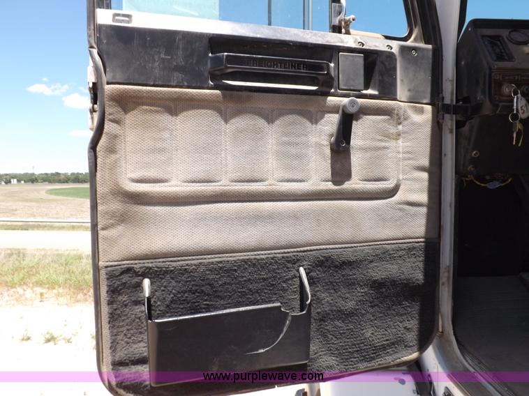 image for item K3987 1992 Freightliner FLD120 semi truck