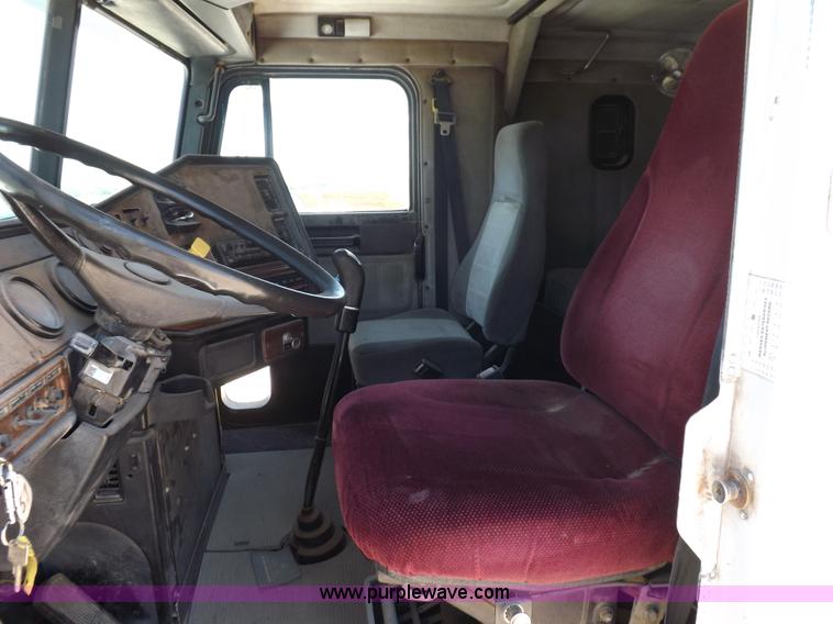 image for item K3987 1992 Freightliner FLD120 semi truck