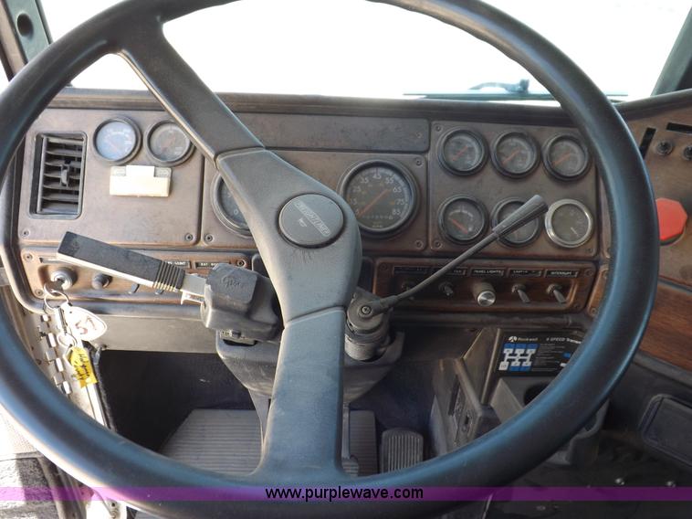 image for item K3987 1992 Freightliner FLD120 semi truck