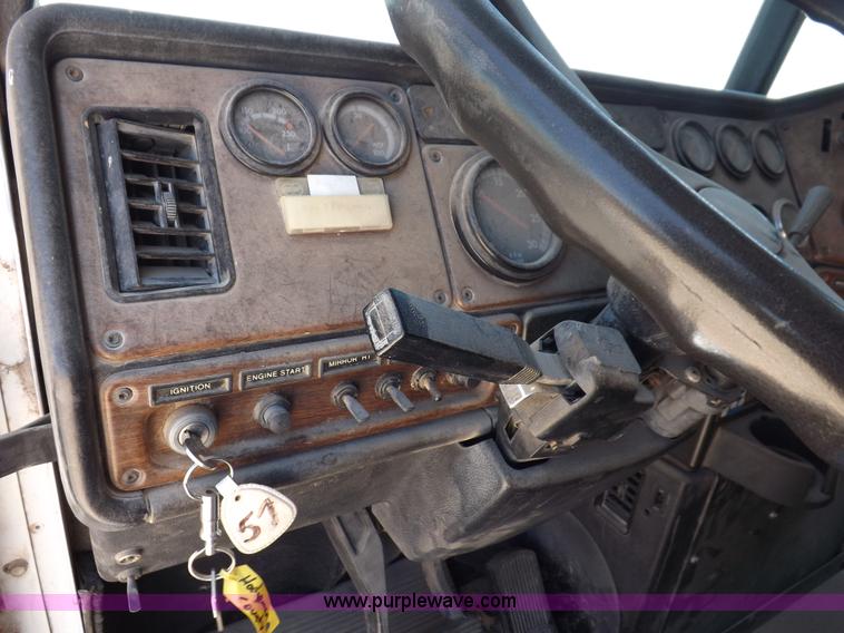 image for item K3987 1992 Freightliner FLD120 semi truck