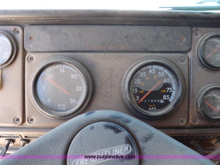 image for item K3987 1992 Freightliner FLD120 semi truck