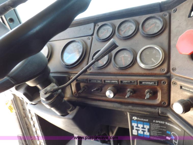 image for item K3987 1992 Freightliner FLD120 semi truck