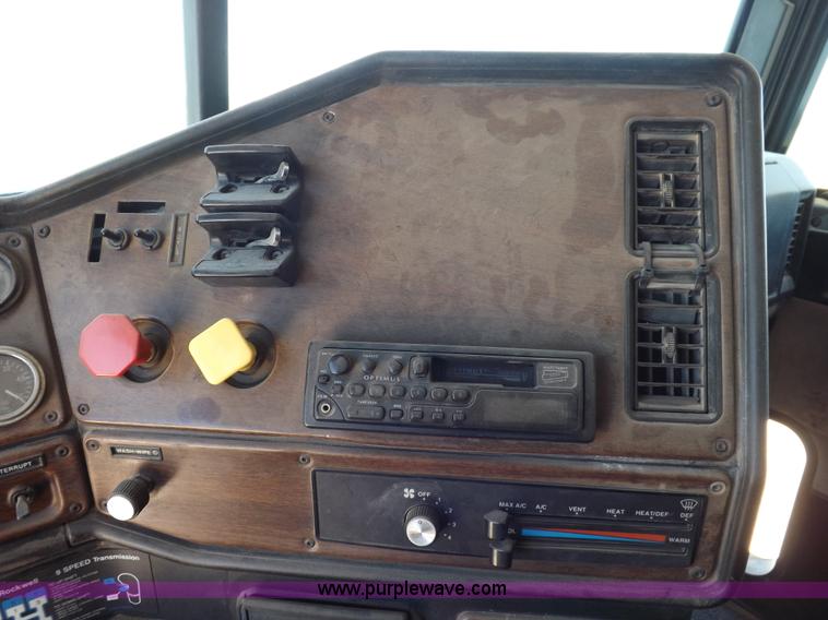 image for item K3987 1992 Freightliner FLD120 semi truck