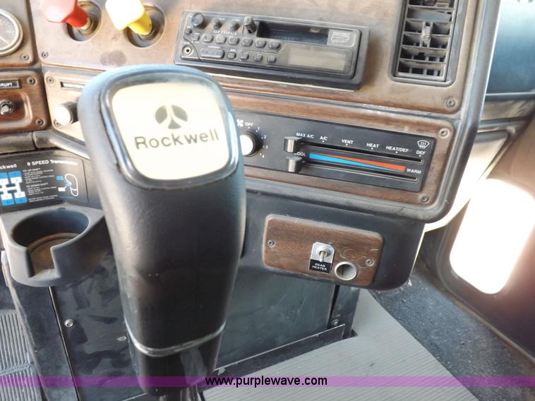 image for item K3987 1992 Freightliner FLD120 semi truck