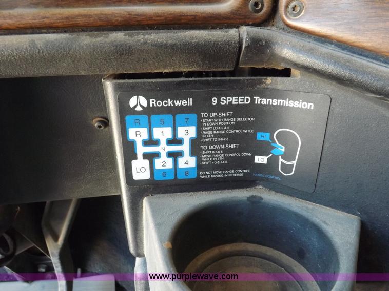 image for item K3987 1992 Freightliner FLD120 semi truck