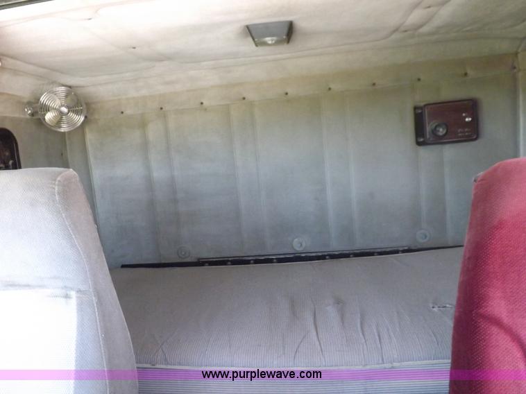 image for item K3987 1992 Freightliner FLD120 semi truck