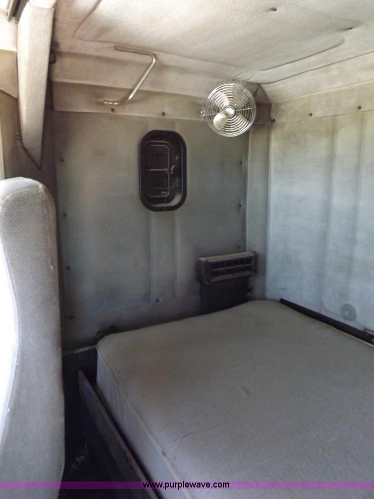 image for item K3987 1992 Freightliner FLD120 semi truck