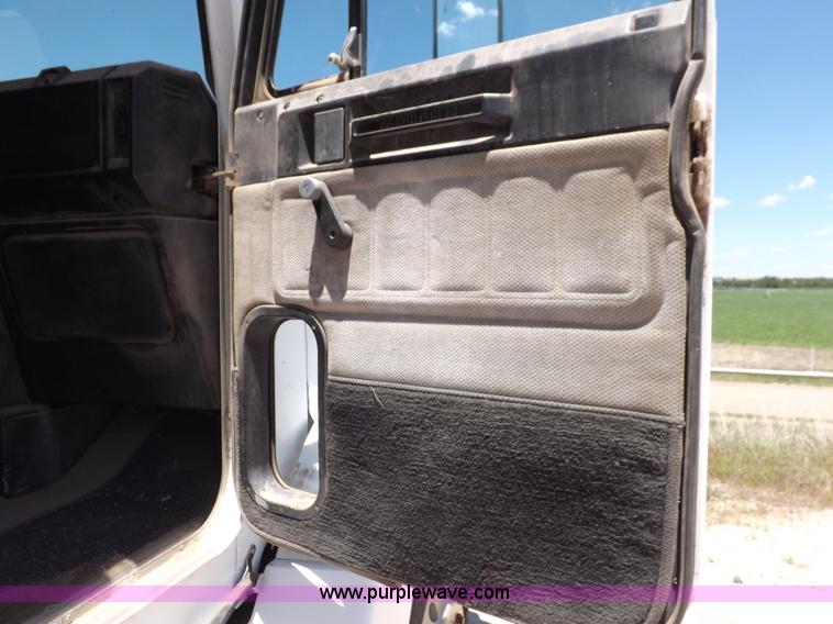 image for item K3987 1992 Freightliner FLD120 semi truck