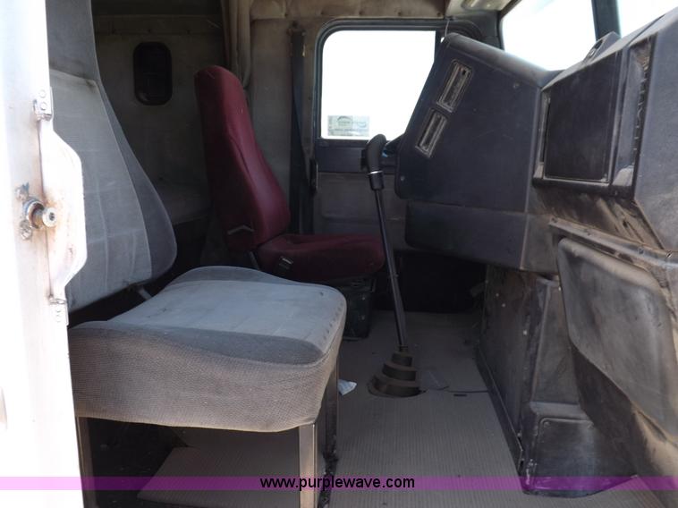 image for item K3987 1992 Freightliner FLD120 semi truck