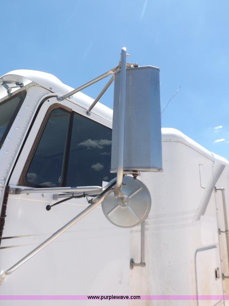 image for item K3987 1992 Freightliner FLD120 semi truck