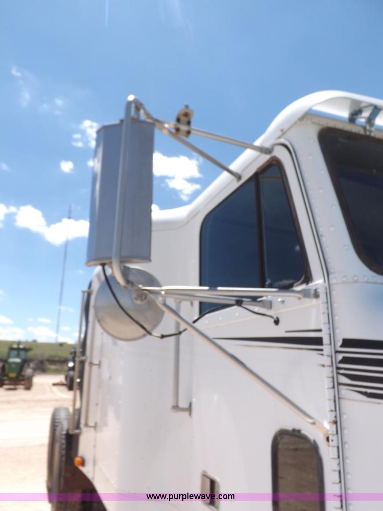 image for item K3987 1992 Freightliner FLD120 semi truck