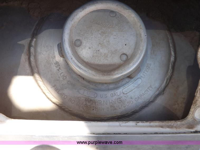 image for item K3987 1992 Freightliner FLD120 semi truck