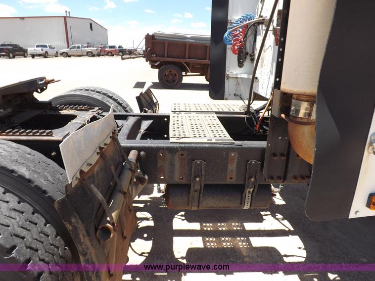 image for item K3987 1992 Freightliner FLD120 semi truck