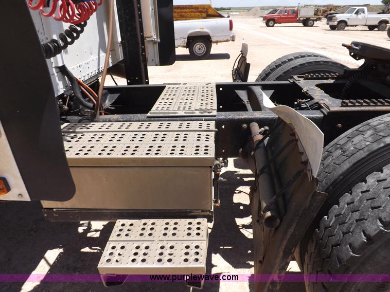 image for item K3987 1992 Freightliner FLD120 semi truck