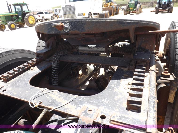 image for item K3987 1992 Freightliner FLD120 semi truck