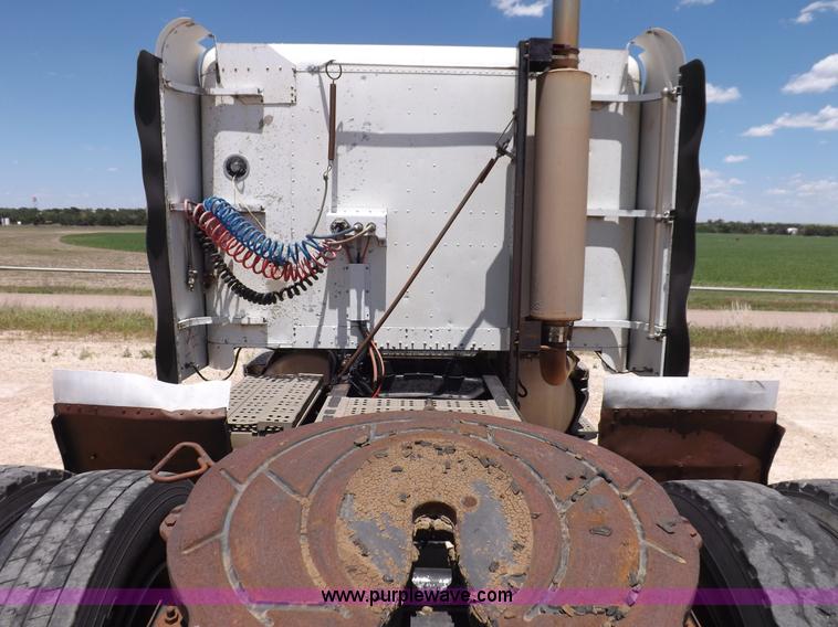 image for item K3987 1992 Freightliner FLD120 semi truck