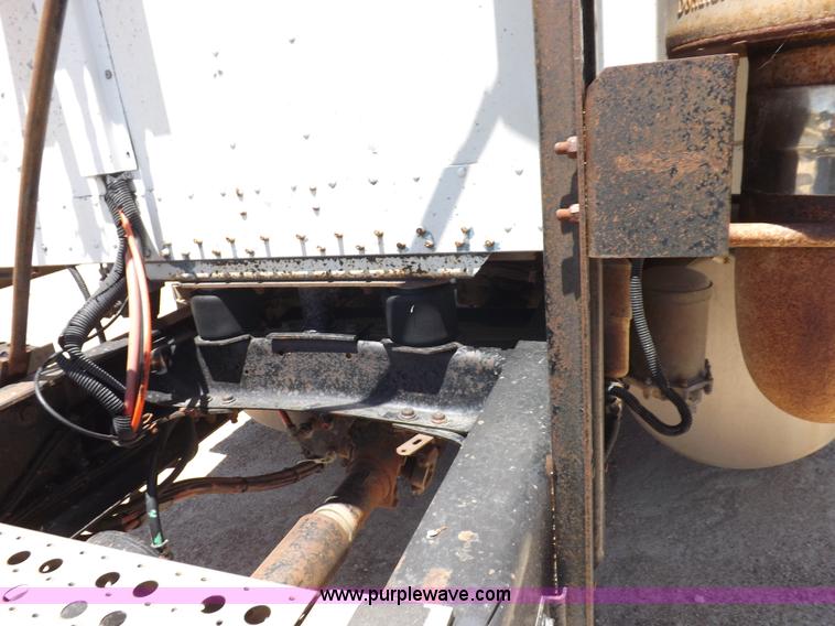 image for item K3987 1992 Freightliner FLD120 semi truck