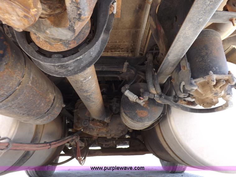 image for item K3987 1992 Freightliner FLD120 semi truck