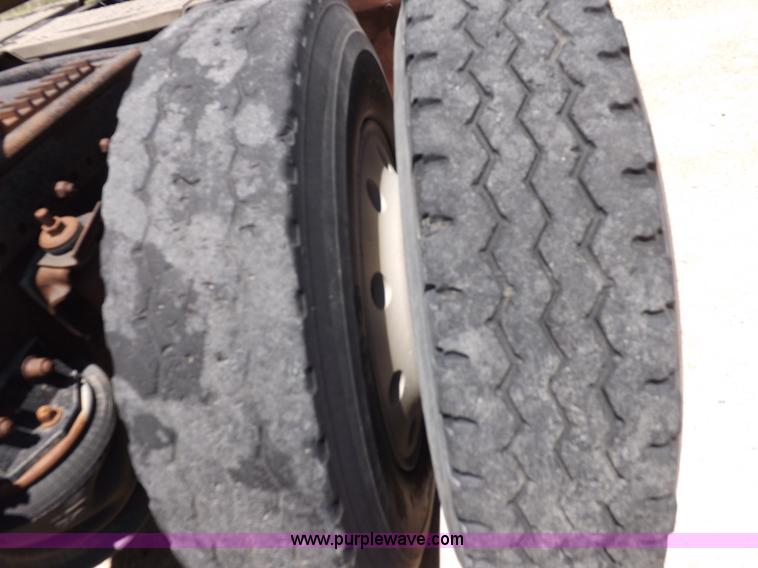 image for item K3987 1992 Freightliner FLD120 semi truck